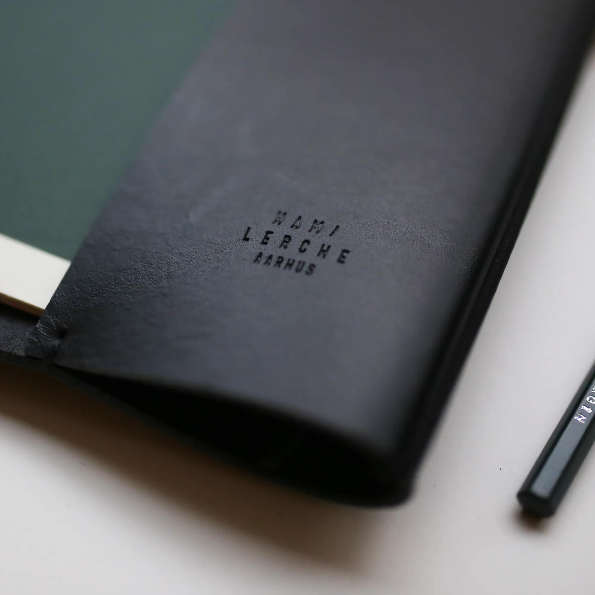 LEATHER CASE PORTFOLIO // BLACK